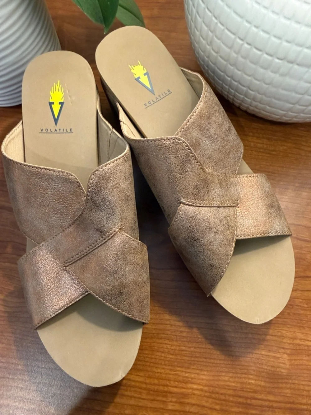 Volatile Firefly wedge in bronze, 9M, very gently worn (no box)